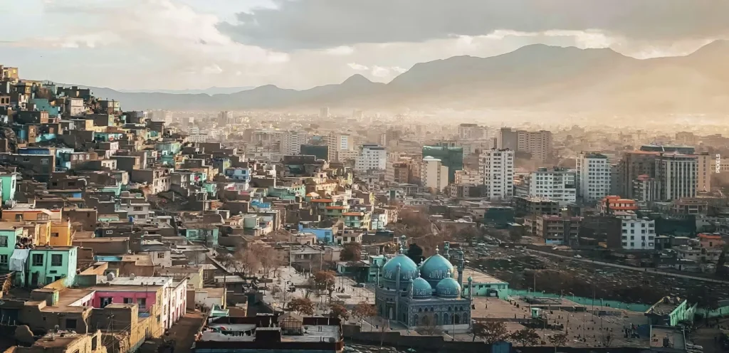 Vista aérea de Cabul, capital do Afeganistão, com uma mesquita em primeiro plano