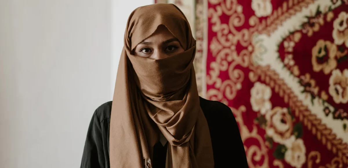 Mulher afegã com o rosto coberto por um véu, símbolo da vida sob o regime do Talibã